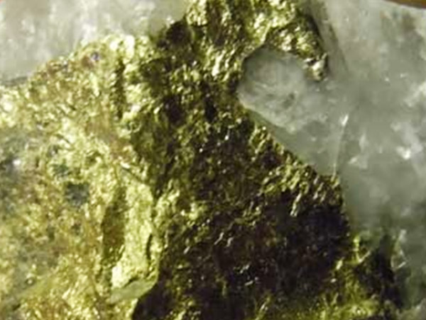 Mineral sulfuroso de oro
