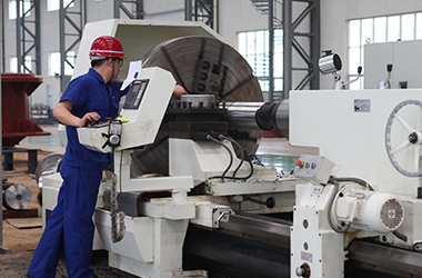 Operación de torno industrial