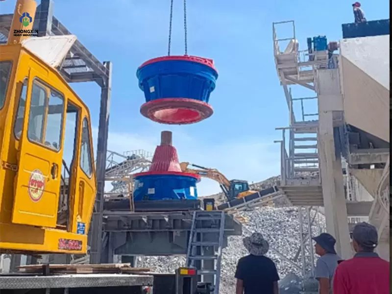 Planta de trituración de gran capacidad con trituradora de cono hidráulica en proyecto minero de piedra dura.