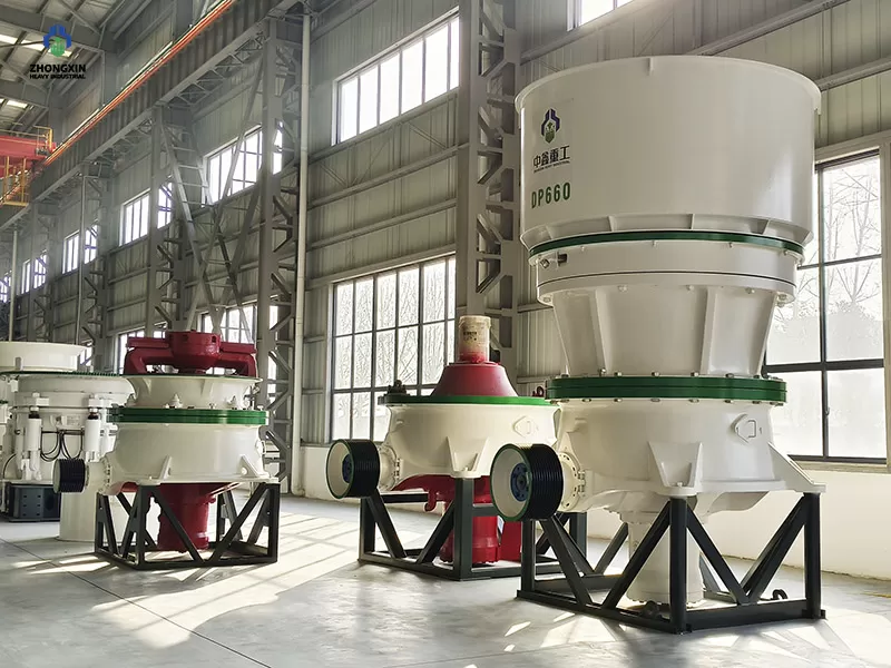 Chancador de cono hidráulico serie DP terminado en taller con sistema de control y lubricación integrado.