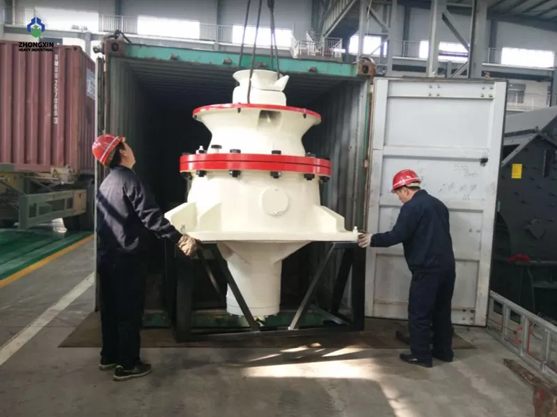 Carga de chancadora de cono en contenedor para exportación a Perú