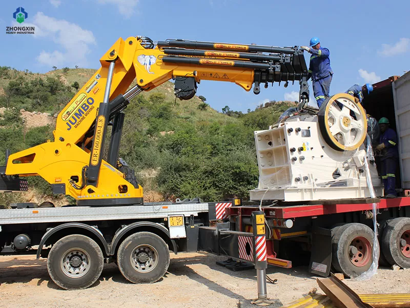 Trituradora de mandíbula tipo europea ZXC cargada en remolque para entrega en obra