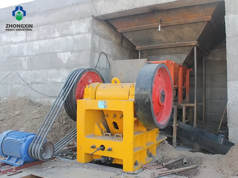 Chancadora de mandíbula operando en primera etapa de trituración en minería