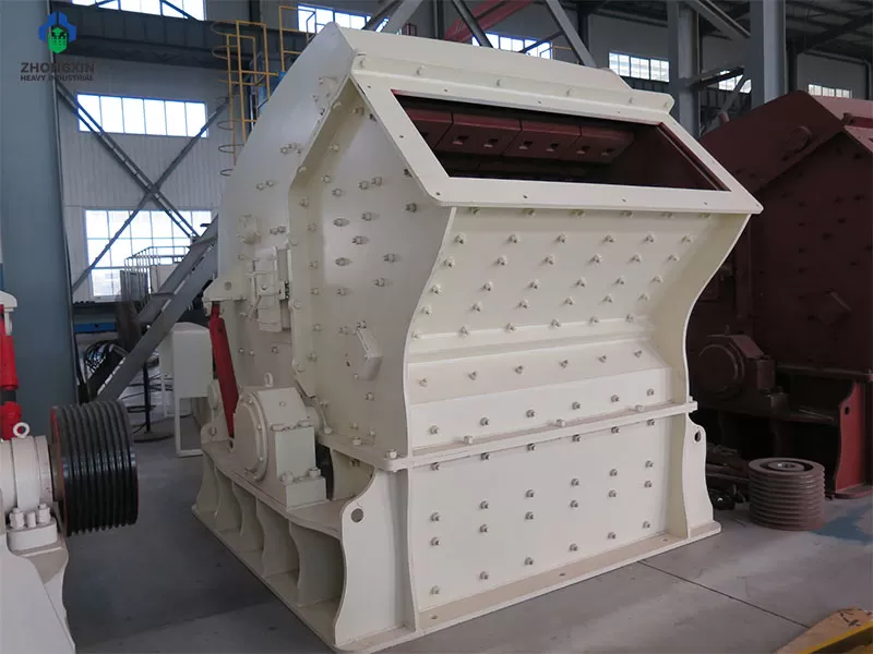 Máquina trituradora de impacto industrial en taller de producción