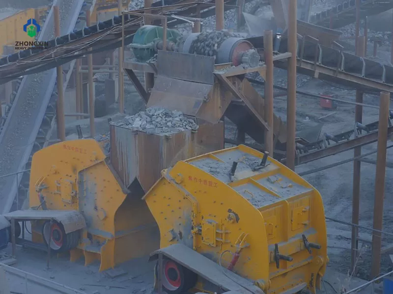 Trituradora de impacto trabajando en planta de trituración de piedra