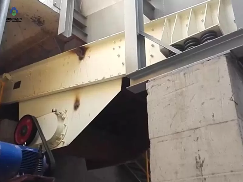 alimentador de parrilla alimentando chancadora de quijada en cantera