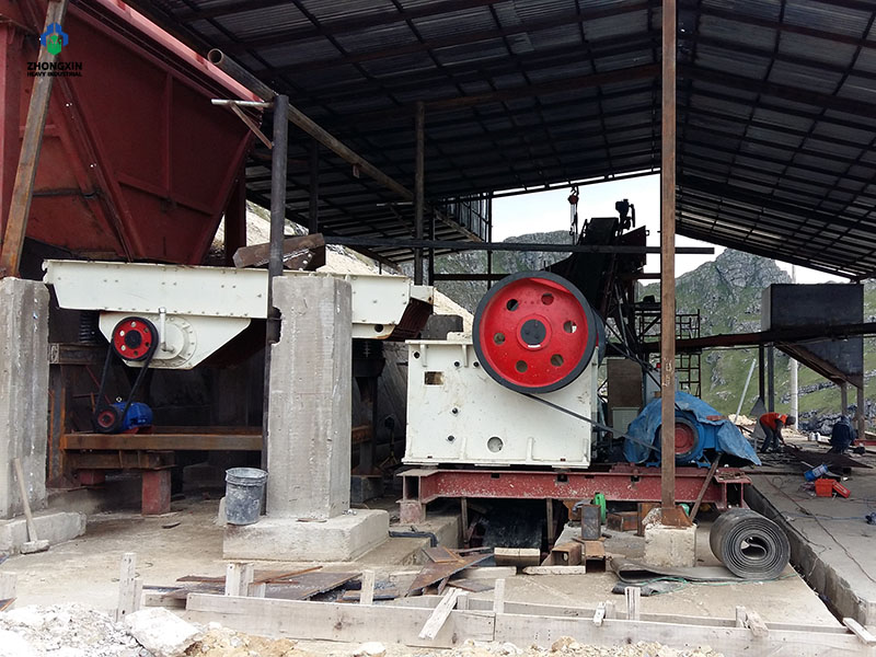 alimentador vibratorio industrial en planta de produccion de agregados