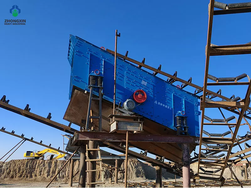 Criba vibratoria circular serie YA operando en planta de procesamiento de minería