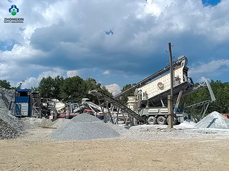 Chancadora de cono móvil sobre neumáticos en sitio de minería.