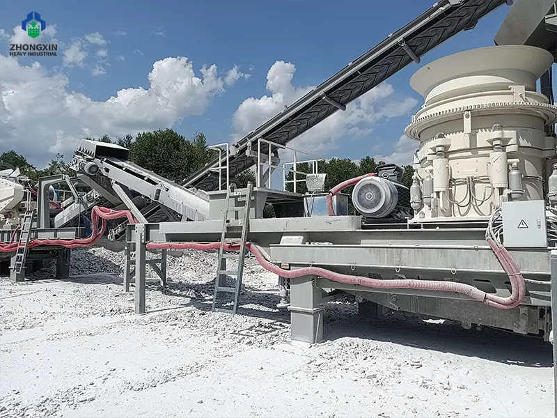 Planta móvil de trituradora de cono sobre neumáticos operando en cantera.