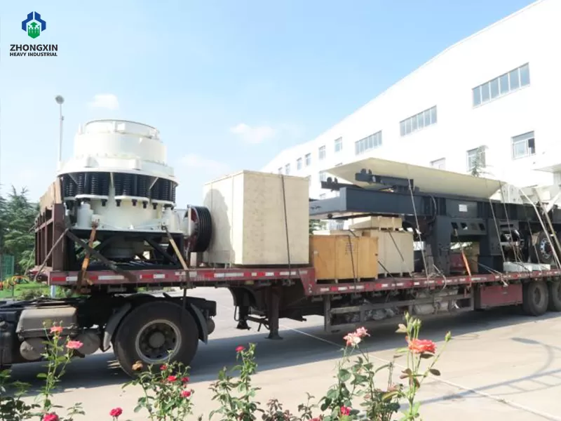 Transporte carretero de chancadora de cono móvil sobre neumáticos.