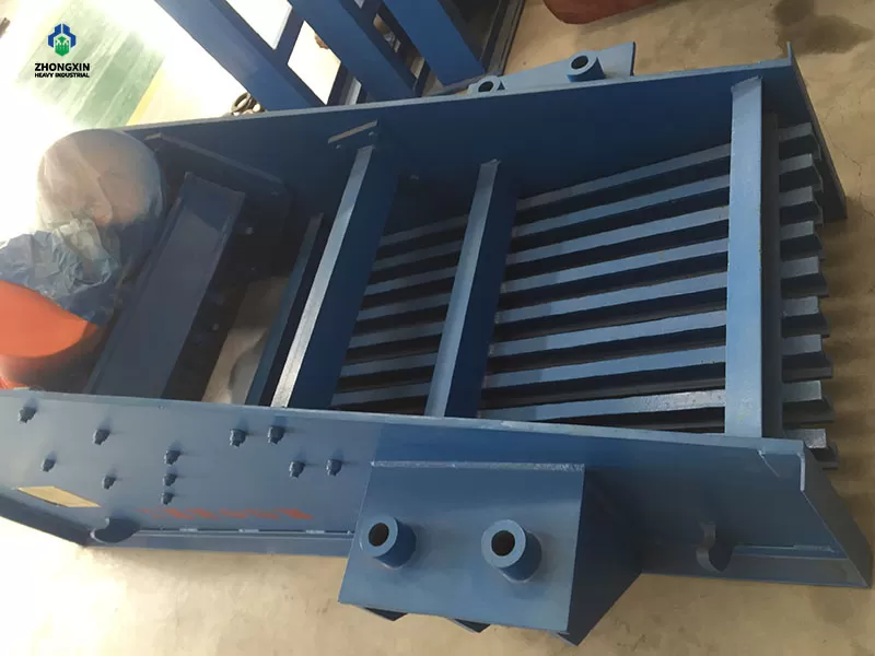 Vista frontal de alimentador vibratorio serie GZT con barras grizzly reforzadas