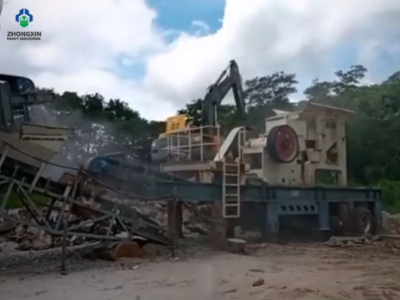Trituración primaria de roca dura con planta móvil de mandíbula en proyecto real.