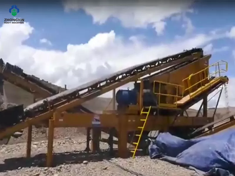 Chancadora móvil de quijada sobre neumáticos en sitio de minería.