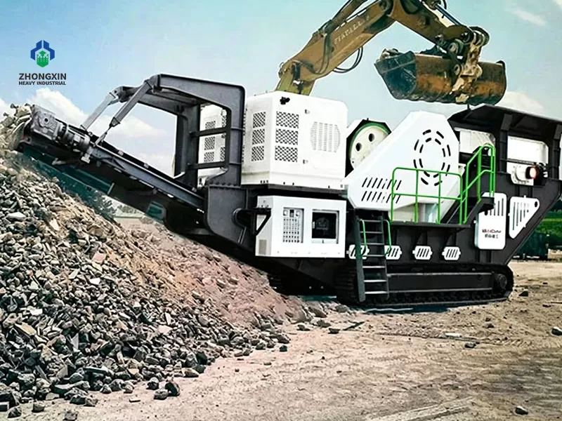 Trituradora de piedra sobre orugas trabajando en proyecto minero al aire libre