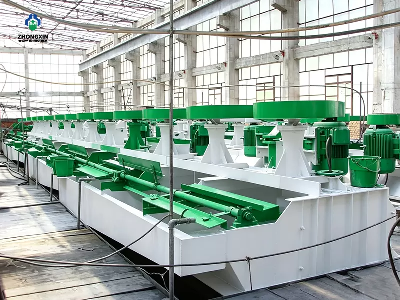 Línea de flotación industrial con rebose de espuma cargada de mineral