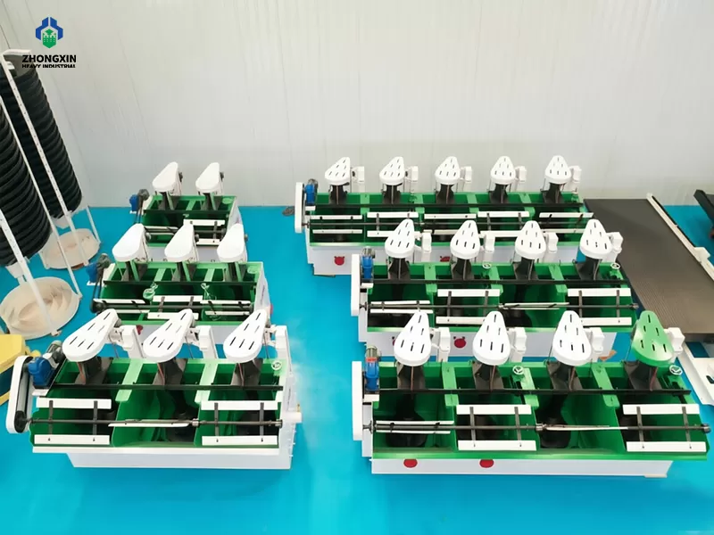 Exposición de celdas de flotación industrial inspeccionadas en taller