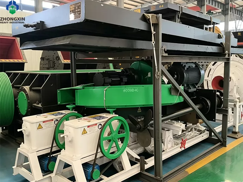 Taller del fabricante de mesas concentradoras mostrando la línea de ensamblaje y el control de calidad
