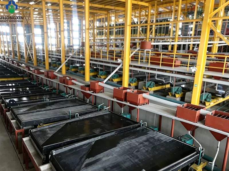 Mesa concentradora de doble cubierta operando en una planta de procesamiento de mineral de cromita
