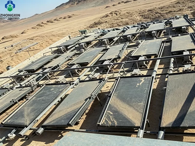Vista de una mesa concentradora de oro recuperando oro en un sitio de minería a pequeña escala en África