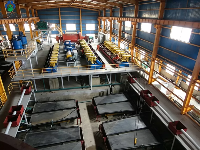 Mesa concentradora de gravedad procesando mineral de estaño en la producción de una planta de beneficio