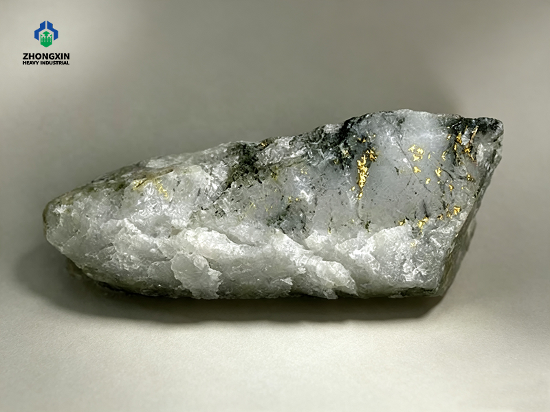 Muestra de mineral de oro en vetas de cuarzo para análisis minero