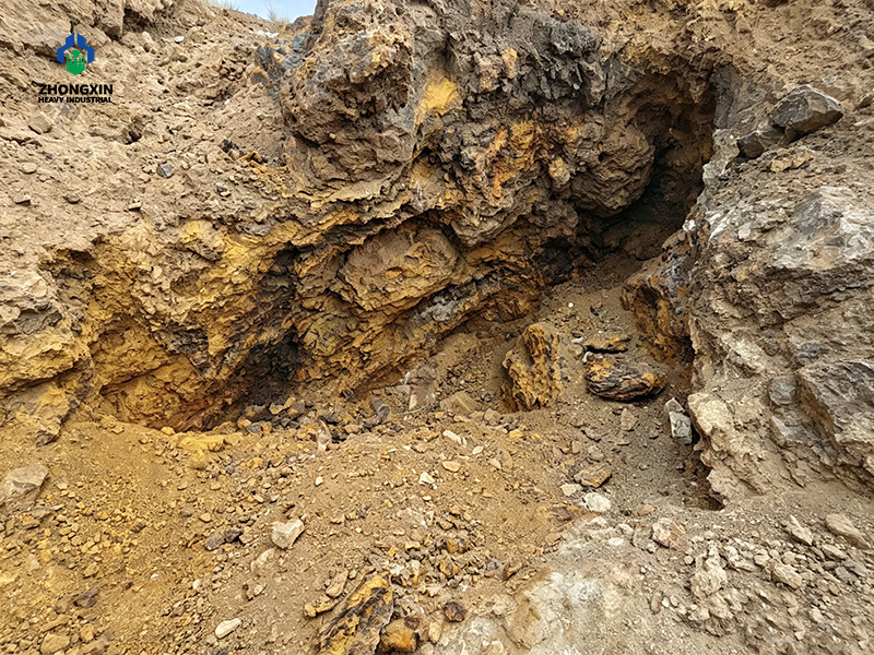 Mineral de oro oxidado con contenido de oro para procesamiento minero