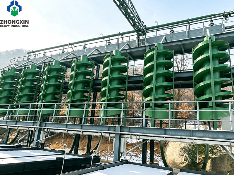 Estructura robusta de concentrador espiral con álabes helicoidales de precisión.