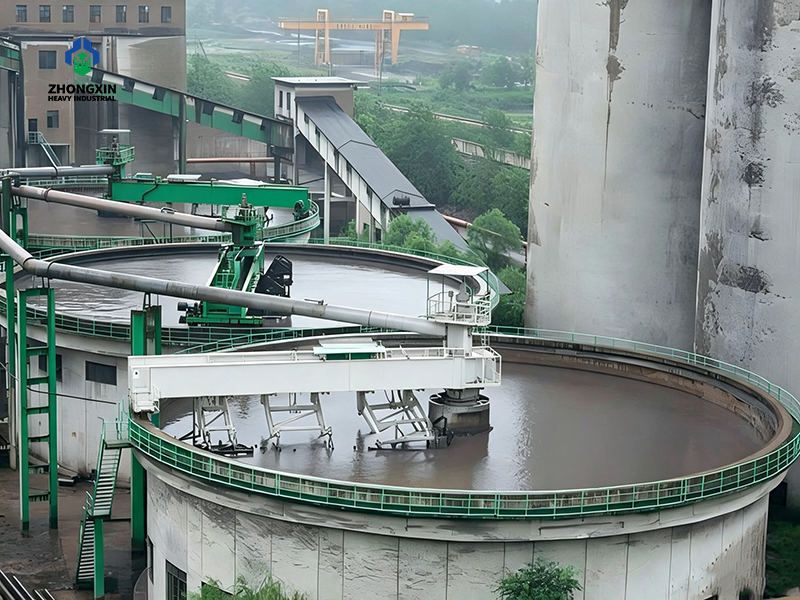 Espesador de minerales instalado en planta de procesamiento
