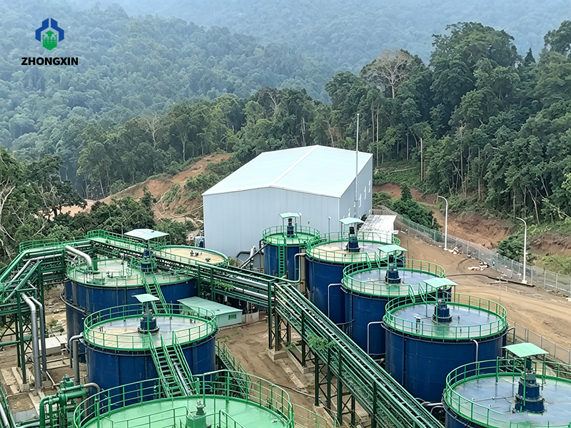 Vista general de línea concentradora de minerales con espesadores de alta eficiencia en Perú
