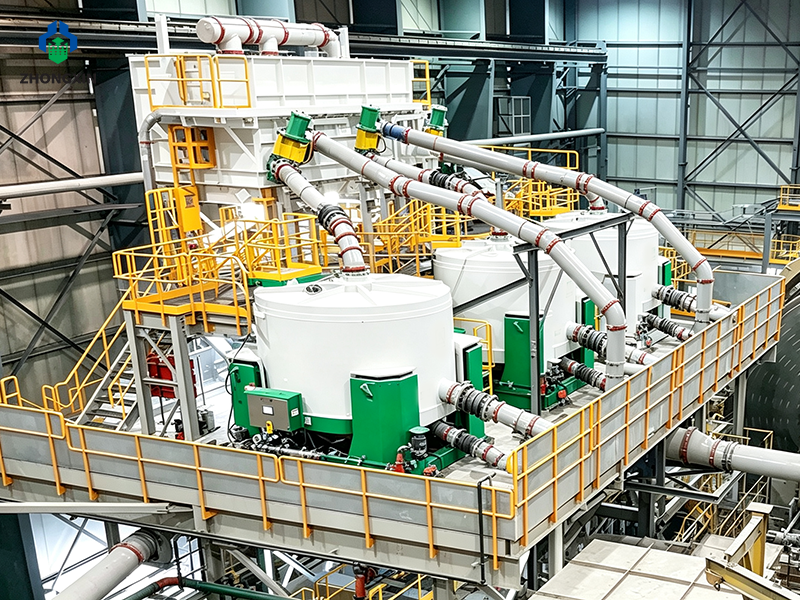 Concentrador centrífugo de oro procesando pulpa minera en planta de beneficio