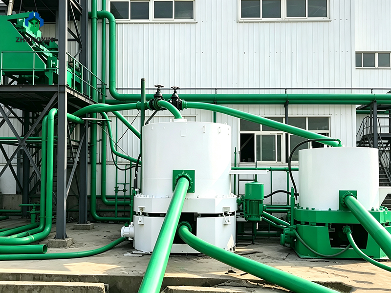 Descarga de hidrociclón alimentando a un concentrador centrífugo de oro en planta minera