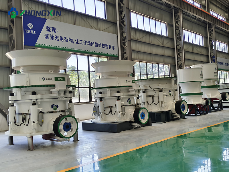 Planta de trituración y fabricación de arena de granito de 500 TPH en sitio, equipada con trituradora de cono hidráulico multicilíndrico y trituradora VSI para conformación.