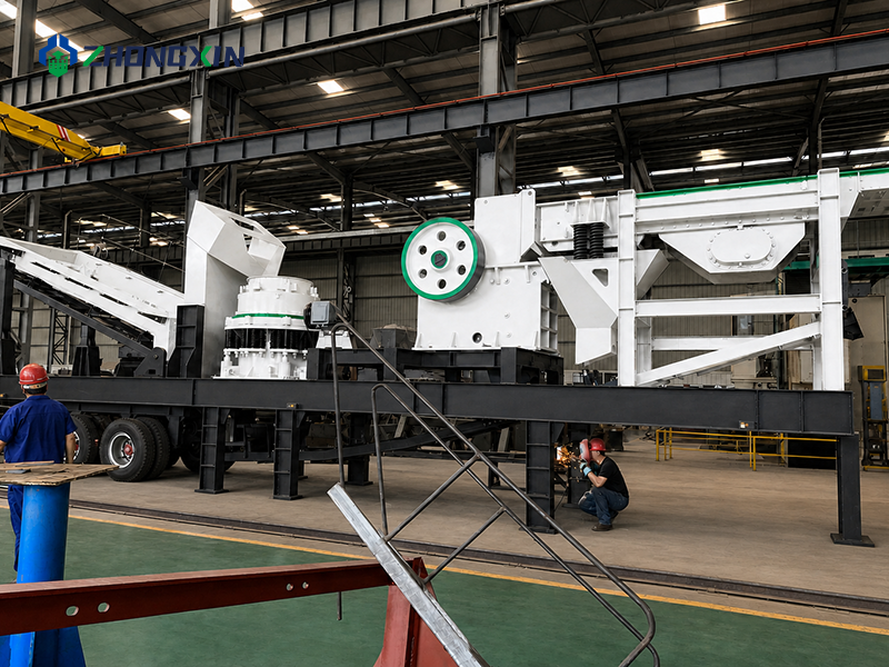 Inspección de soldadura estructural en la línea de producción de agregados dentro de la nave industrial