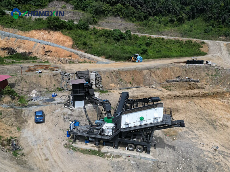 Planta trituradora móvil procesando escombros de construcción para agregados reciclados en sitio