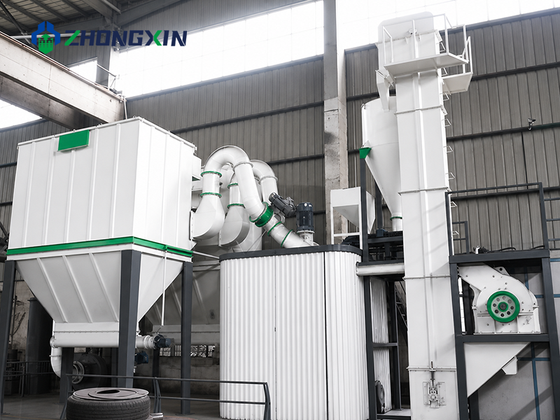 Configuración combinada de estación de trituración móvil y línea de producción de molienda HGM.