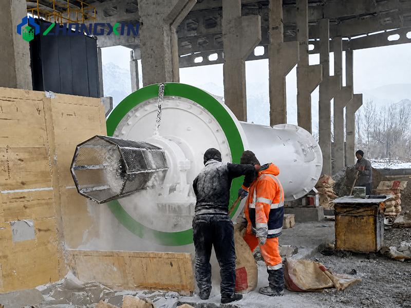 Ingenieros realizando alineación de rodamientos de molino de bolas para cemento Zhongxin