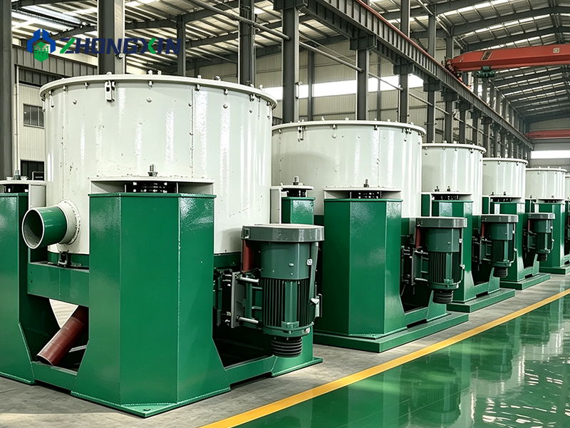 Centrifugadora industrial de alto rendimiento aislada sobre fondo blanco para separación sólido-líquido y deshidratación.