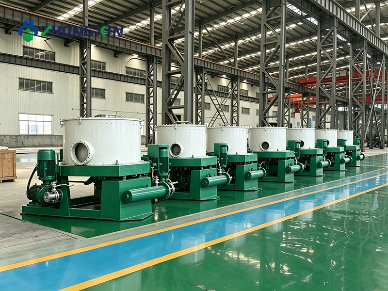 Centrifugadora industrial de alto rendimiento aislada sobre fondo blanco para separación sólido-líquido y deshidratación.