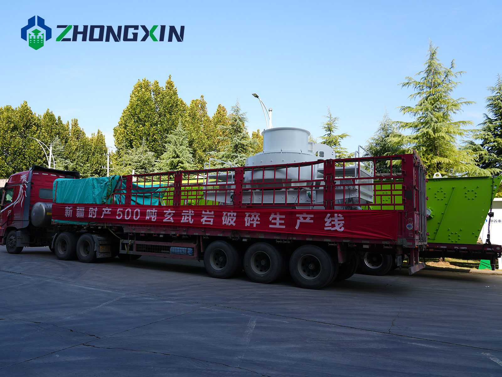Chancadora de impacto VSI1263 para fabricación de arena y accesorios principales cargados en vehículo de carga para proyecto en Xinjiang.JPG