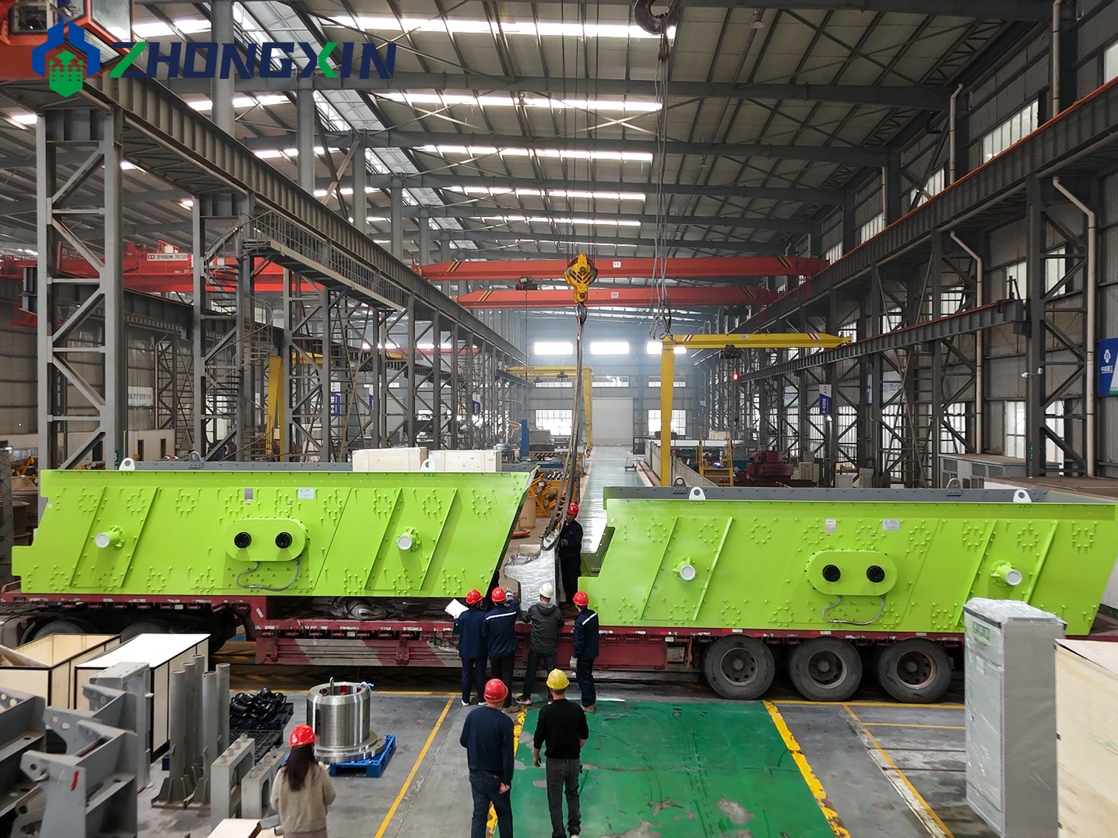 Inspección final en fábrica del ensamblaje de la zaranda vibratoria verde antes del envío a la planta de áridos de Xinjiang.png