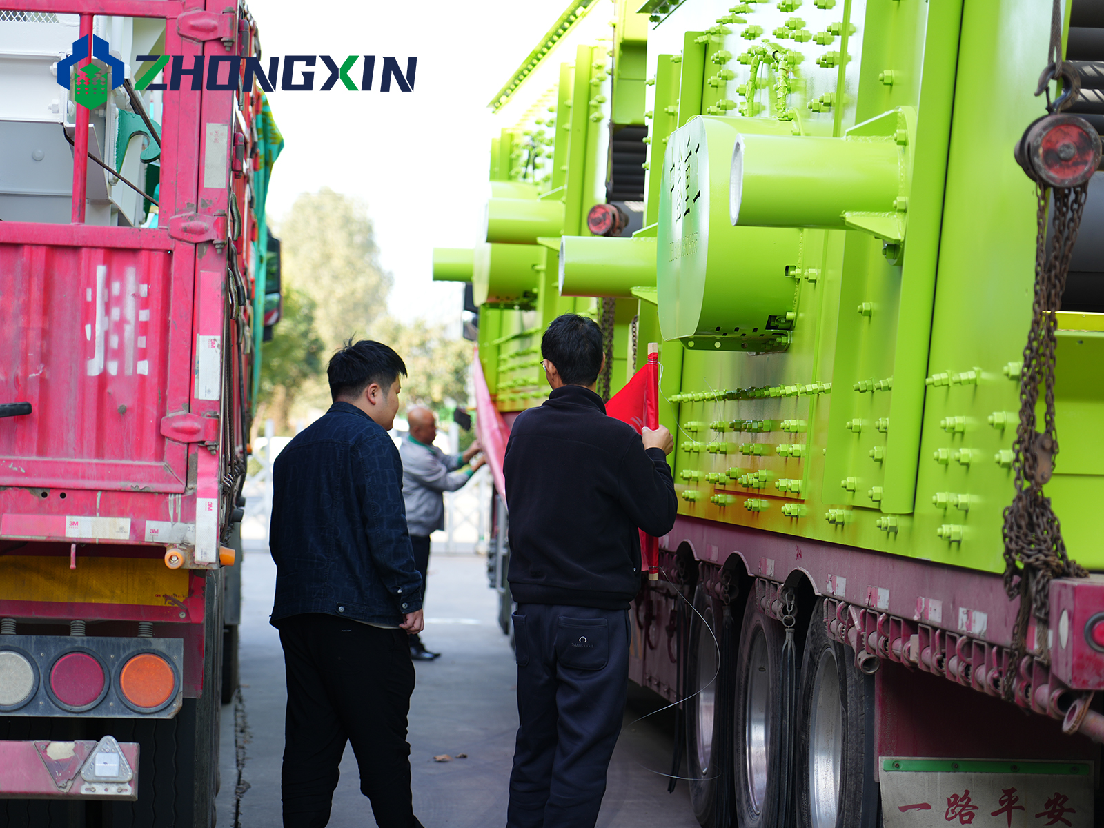 Personal de control de calidad de Jiaozuo Zhongxin inspeccionando las correas de seguridad en el vehículo de transporte de la zaranda.JPG