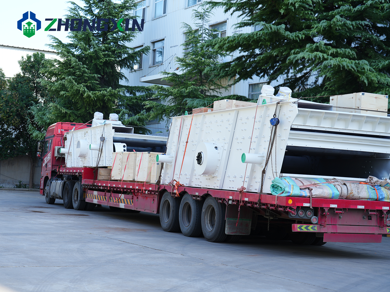 Remolque de transporte logístico cargado con zaranda vibratoria para trabajo pesado hacia el sitio de la cantera en Xinjiang.JPG
