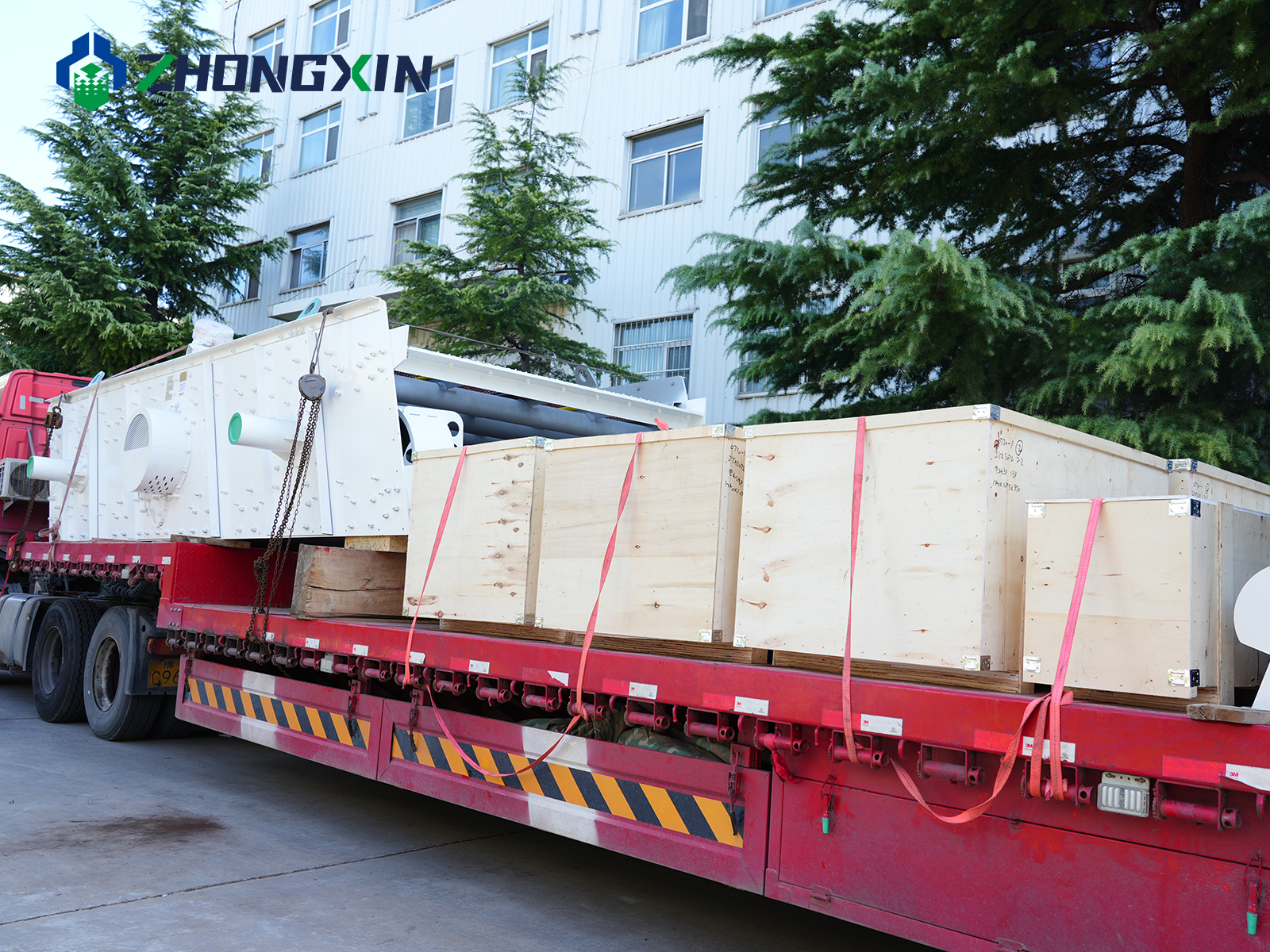 Zaranda vibratoria multicapa Jiaozuo Zhongxin 3YA3072 con piezas de alimentador cargadas en camión pesado.JPG